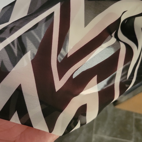 Ladies Gently Used IZ Byer sleeveless blk white blouse. Size S. - Picture 3 of 6